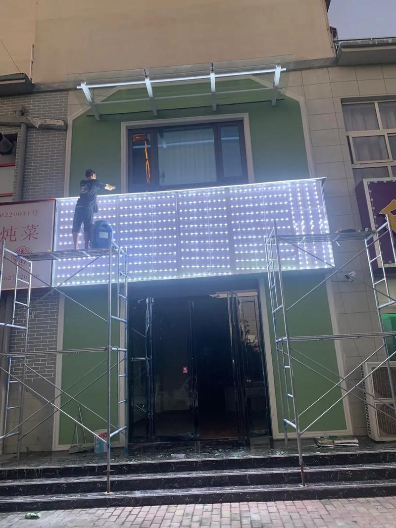 從創(chuàng)意到現(xiàn)實(shí) 又一廣告門頭制作完工，施工現(xiàn)場(chǎng)實(shí)拍見(jiàn)證匠心